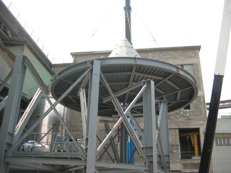 Montaggio silos con interno conico; misure diametro 14 metri x 24 metri in altezza. Particolarita del silos costruito in cantiere con cois lamiera zincata